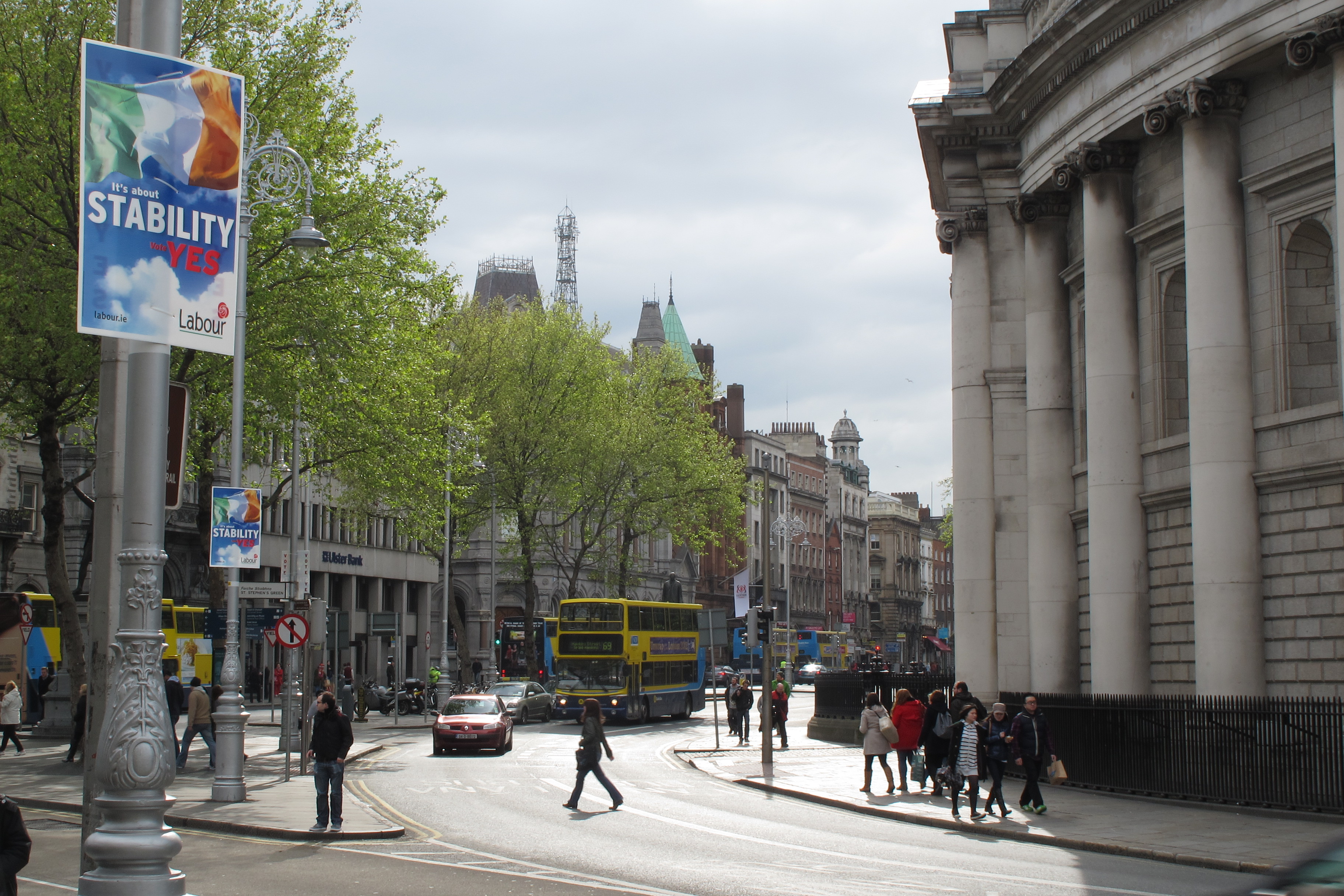 Μετά την εκλογή Ολάντ οι Ιρλανδοί σταθμίζουν τη στάση τους στο δημοψήφισμα